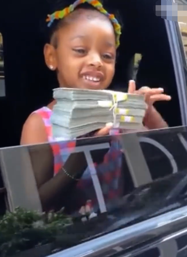 知名歌手卡迪B女儿过4岁生日！举着34万现金炫富，手上钻链太抢镜