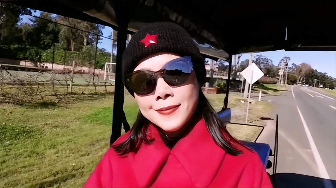 歌手田震在澳洲庄园度假！打扮艳丽赶马车出行，面色红润气色好-众惠·诺聚工作室