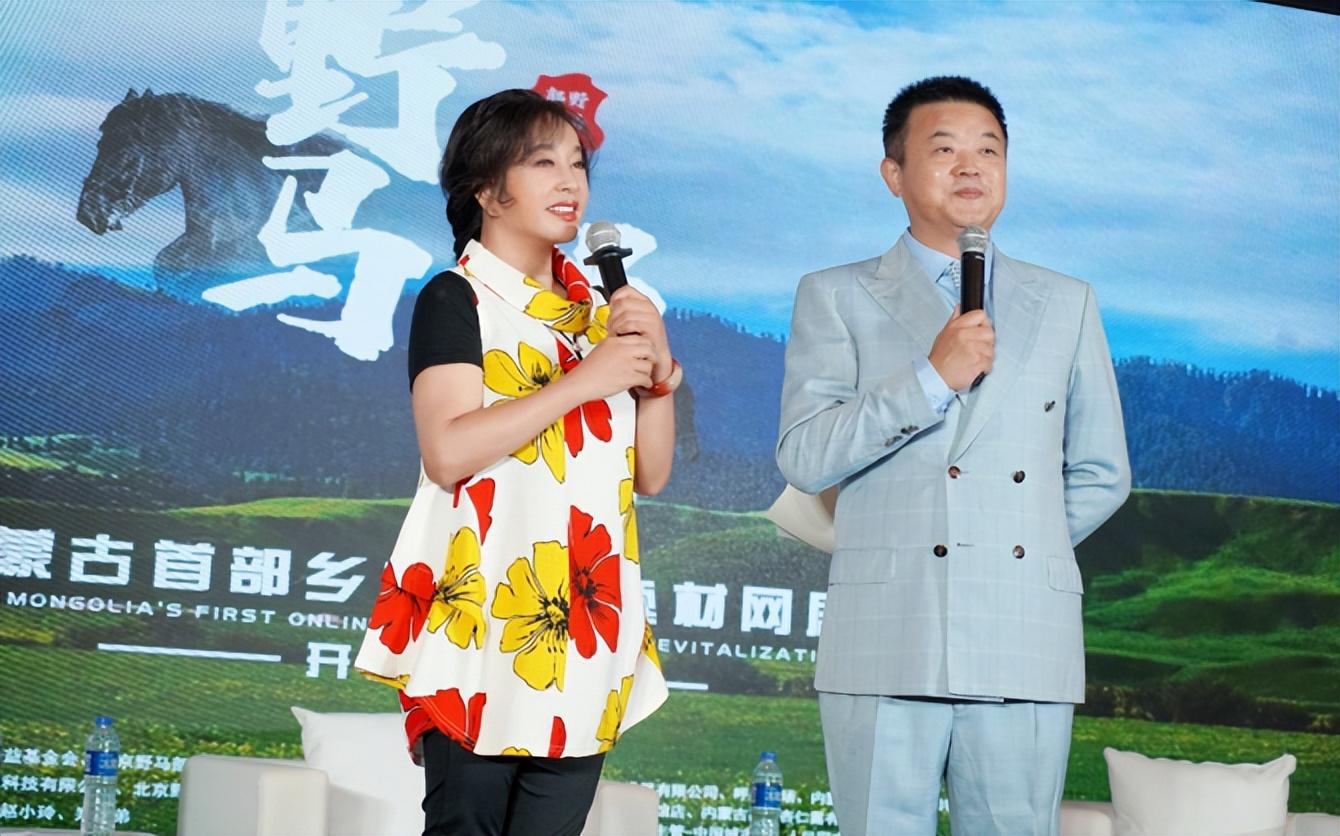 69岁刘晓庆出席活动太精致！穿花衬衣打扮娇俏，手戴大玉镯显贵气