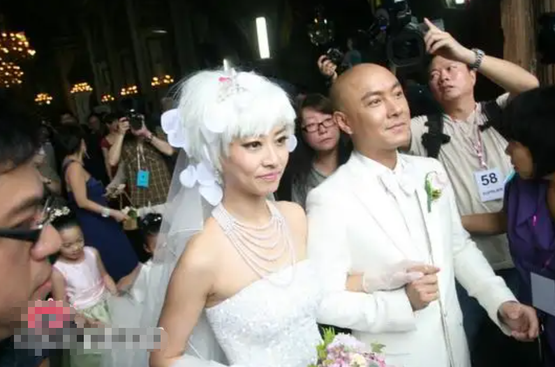 张卫健张茜：穿二手婚纱，3次婚礼，2次流产，如今终于苦尽甘来