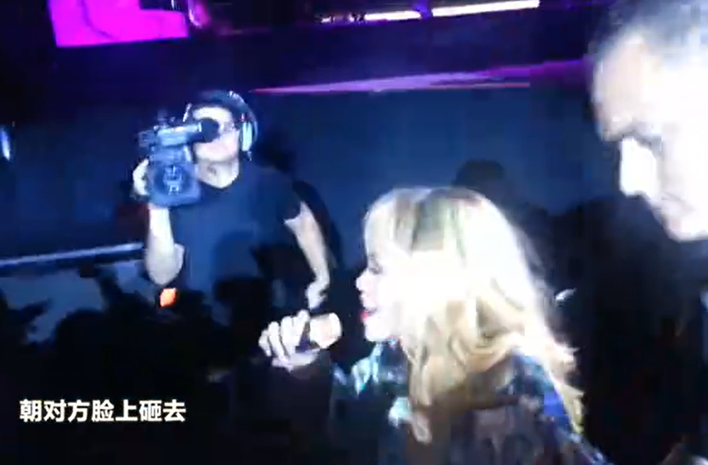 歌手李英宏用水瓶砸粉丝！对方醉酒不断挑衅，举止不雅引观众不满