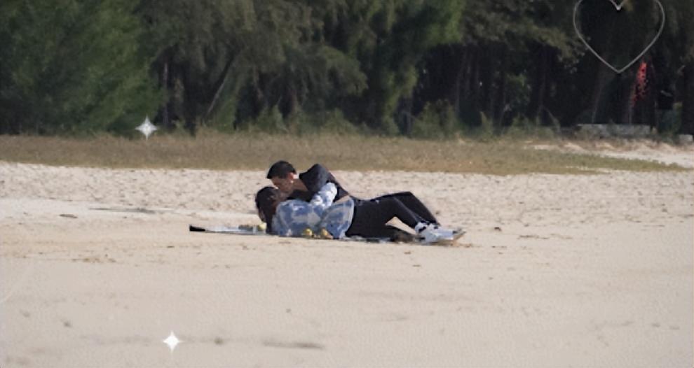 金晨与小8岁男星演情侣！片场沙滩上贴身拥吻，搂脖摸脸氛围暧昧