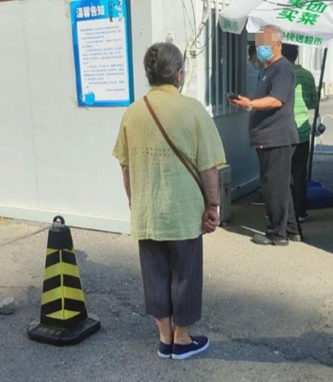 86岁李明启推小车独自买菜！头发花白身形佝偻，与路人交谈好亲切