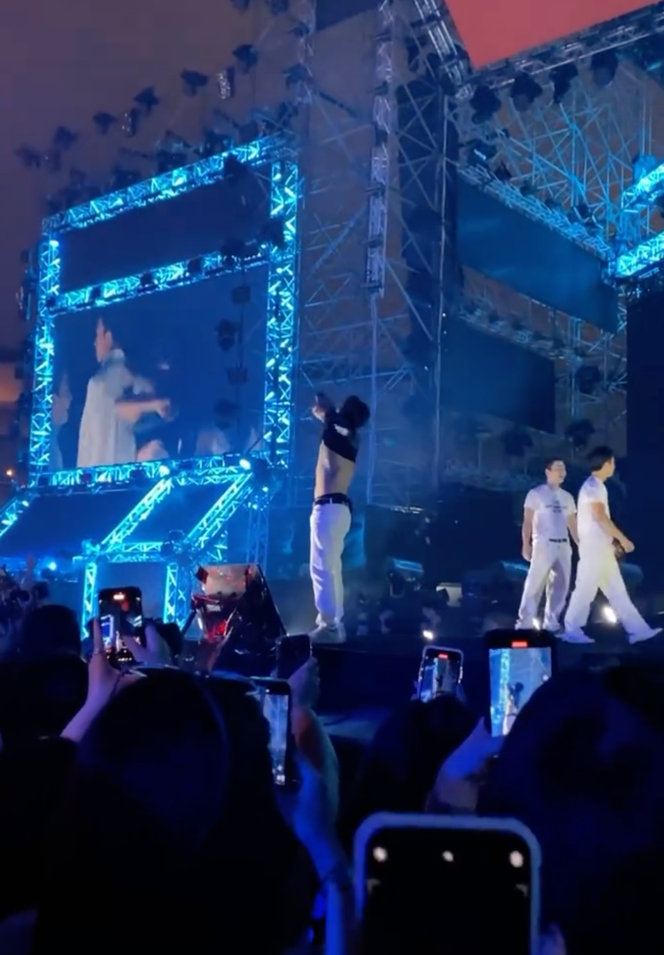 韓國知名歌手演出被扔內衣！赤著上身露大片紋身，被吐槽肥胖油膩