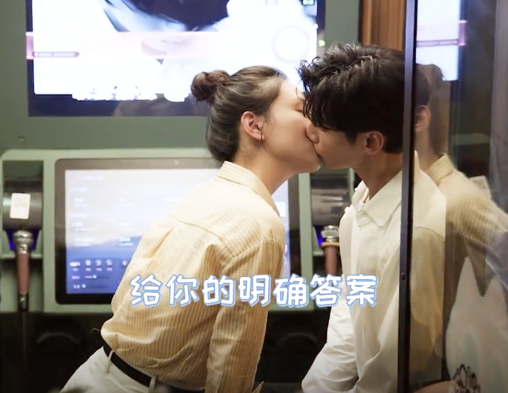 吴倩和大4岁男星拍亲密戏，搂脖拥吻甜蜜十足，两人3次演情侣