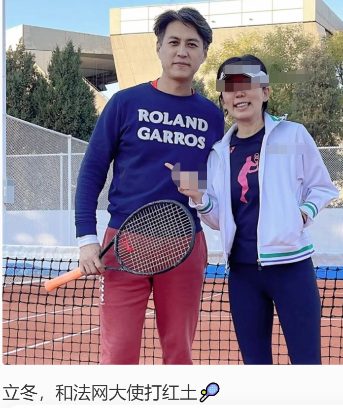 45歲靳東打網球被偶遇！幾縷白發尤為明顯，穿紅褲子洗到發白