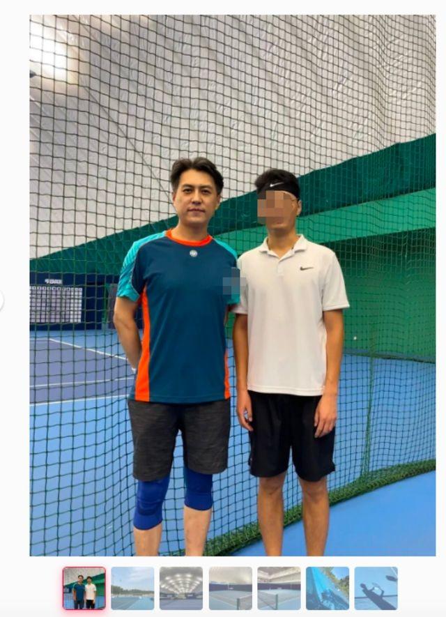 45歲靳東打網球被偶遇！幾縷白發尤為明顯，穿紅褲子洗到發白