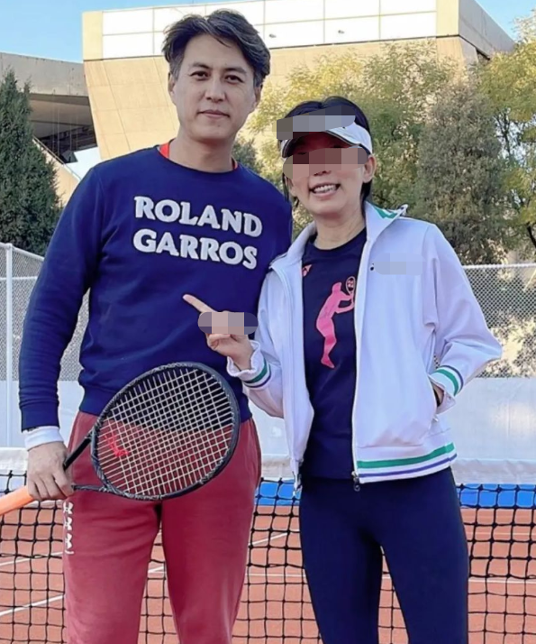 45歲靳東打網球被偶遇！幾縷白發尤為明顯，穿紅褲子洗到發白