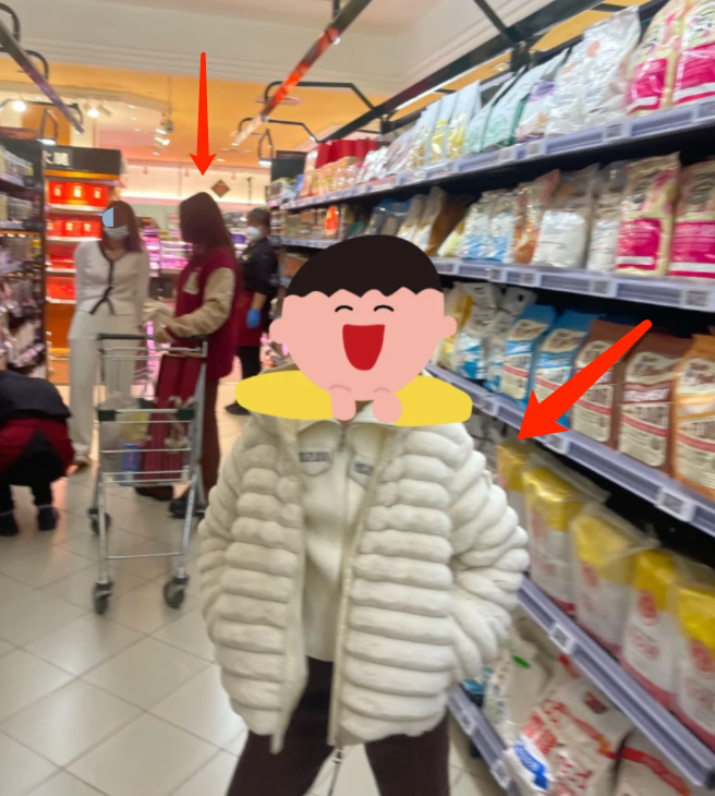 李小璐带女儿逛超市被偶遇！打扮潮流五官似少女，甜馨大长腿抢眼