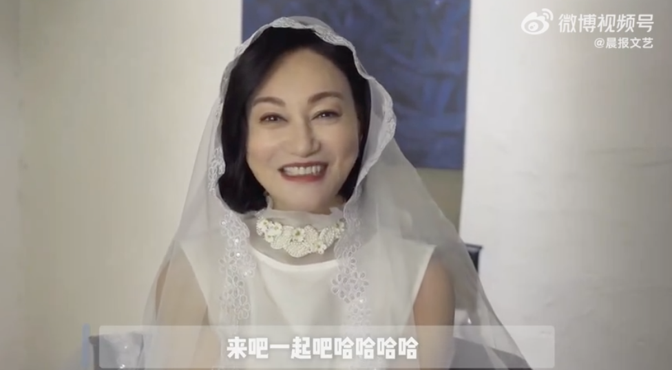 63岁惠英红不婚不育，穿着婚纱，苦等初恋50年