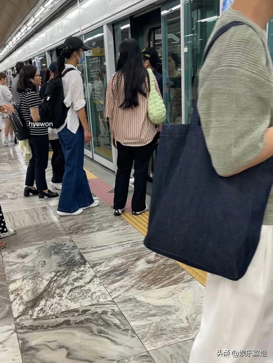 网友在韩国偶遇汤唯坐地铁，她跟大学生没有区别，很接地气