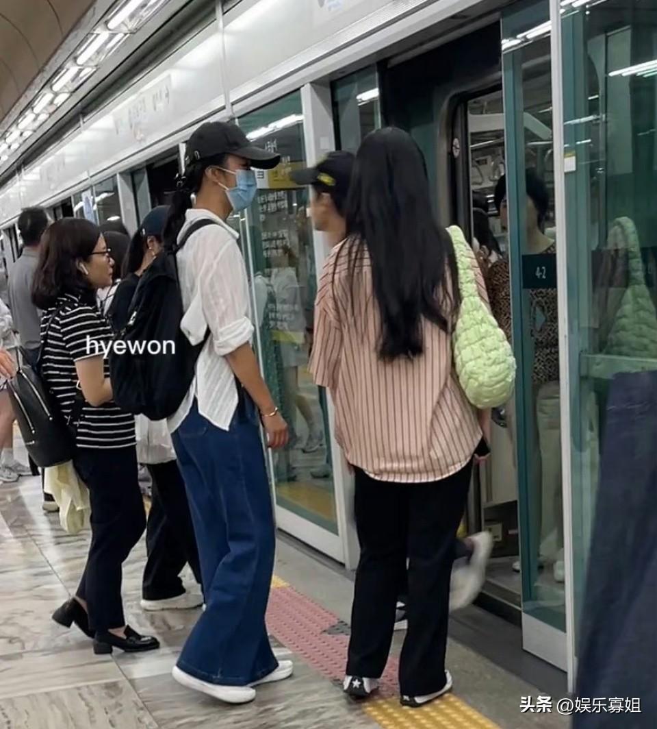 网友在韩国偶遇汤唯坐地铁，她跟大学生没有区别，很接地气