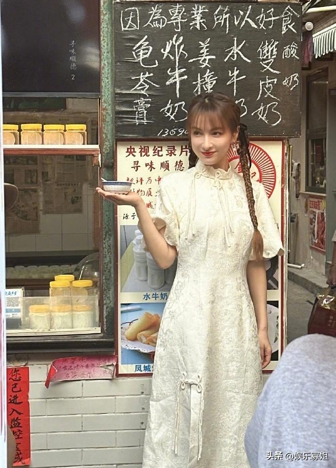 吴昕录制芒果台新综《中国有滋味》，身穿新中式旗袍，知性又可爱
