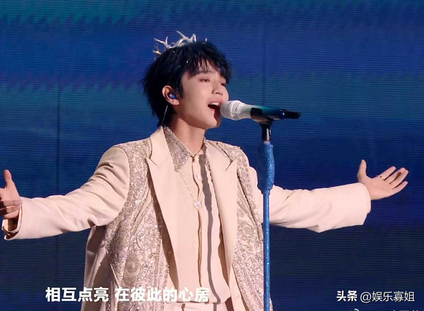 TFBOYS十年之約演唱會，王俊凱帶來《回望》首唱，歌聲溫柔且堅定