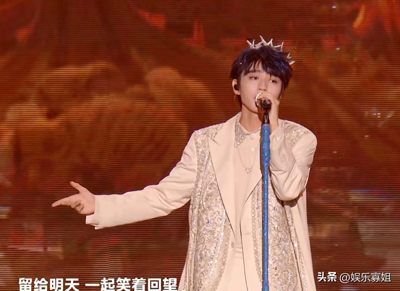 TFBOYS十年之约演唱会，王俊凯带来《回望》首唱，歌声温柔且坚定
