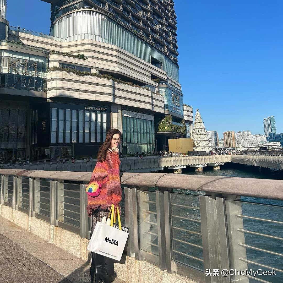 韩素希香港旅游被网友偶遇，无滤镜P图仍美到逆天