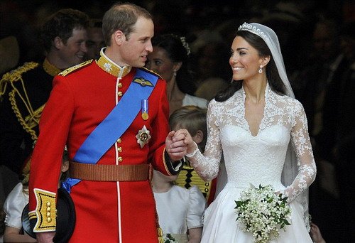 威廉王子与凯特王妃亲密“咬耳朵”威廉王子的头顶好辣眼睛