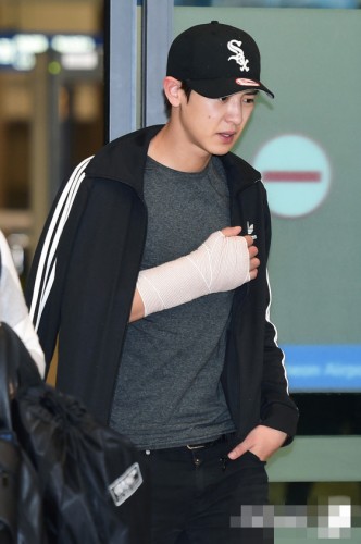 EXO返韩现身机场 灿烈手臂缠绷带疑似受伤