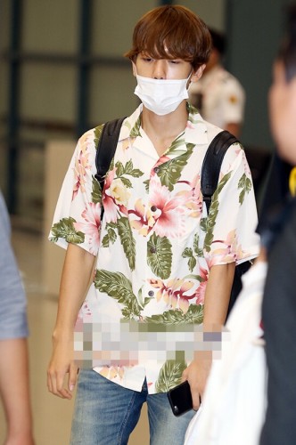 EXO返韩现身机场 灿烈手臂缠绷带疑似受伤