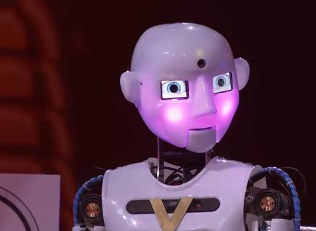 《蒙面唱将》智能机器人变身那英迷弟 变相向ELLA表白