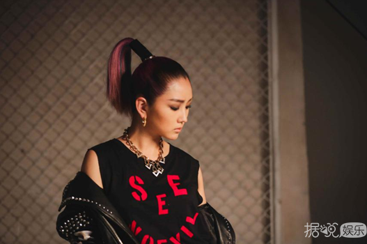 何洁北京个人演唱会海报曝光 妆容呼应主题“不服来犟”