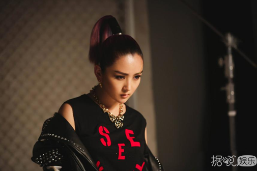 何洁北京个人演唱会海报曝光 妆容呼应主题“不服来犟”