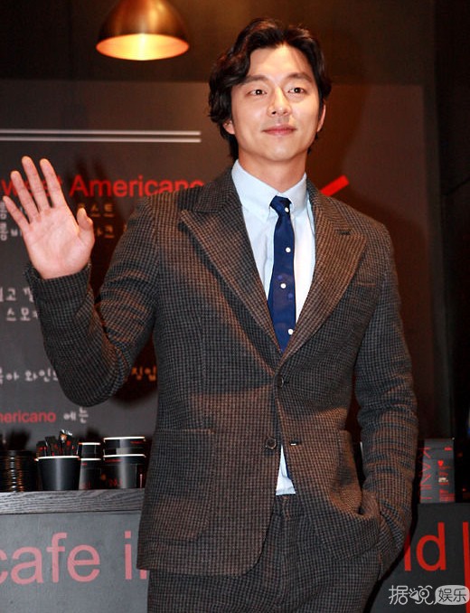 《釜山行》男主脱下血腥的衬衫 身材不是一般的有料！