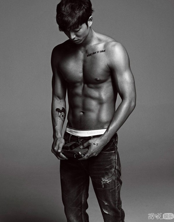 《釜山行》男主脱下血腥的衬衫 身材不是一般的有料！