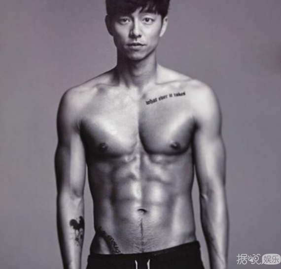 《釜山行》男主脱下血腥的衬衫 身材不是一般的有料！