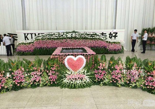 乔任梁追悼会今上午举行 陈乔恩井柏然薛之谦将出席悼念