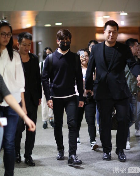 乔任梁追悼会今上午举行 陈乔恩井柏然薛之谦将出席悼念