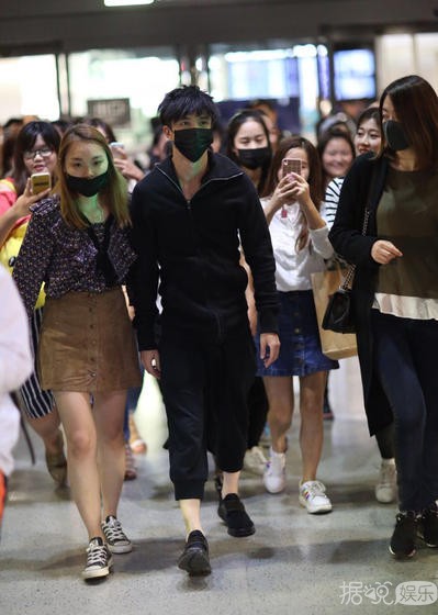 乔任梁追悼会今上午举行 陈乔恩井柏然薛之谦将出席悼念