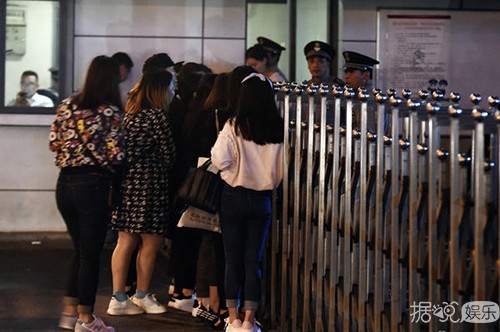 乔任梁追悼会今上午举行 陈乔恩井柏然薛之谦将出席悼念