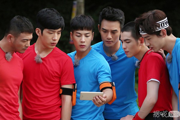 《我们战斗吧》原来是这样一档充满奇异气息的“男神”综艺...