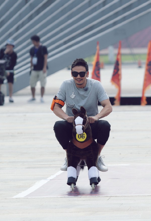 《我们战斗吧》原来是这样一档充满奇异气息的“男神”综艺...