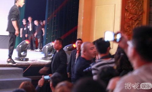 放开那女孩！刘德华台上怒斥保安粗暴对粉丝 实力演绎专业护粉三十年