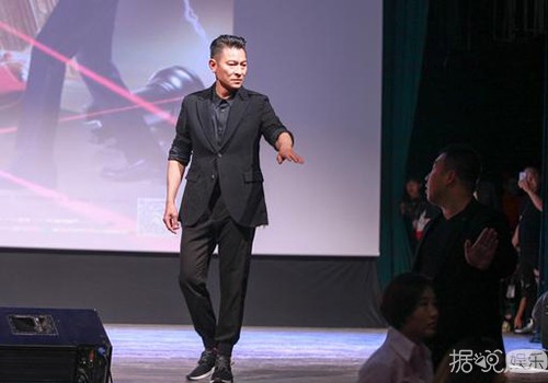 放开那女孩！刘德华台上怒斥保安粗暴对粉丝 实力演绎专业护粉三十年