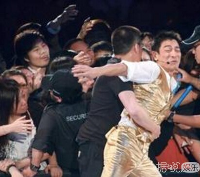 放开那女孩！刘德华台上怒斥保安粗暴对粉丝 实力演绎专业护粉三十年
