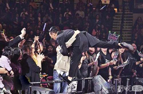 放开那女孩！刘德华台上怒斥保安粗暴对粉丝 实力演绎专业护粉三十年