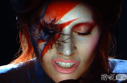 Lady Gaga为新专辑《Joanne》录节目身着“雷人三角裤”现身 春光乍泄尴尬露“底裤”