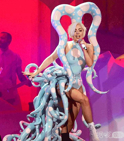 Lady Gaga为新专辑《Joanne》录节目身着“雷人三角裤”现身 春光乍泄尴尬露“底裤”