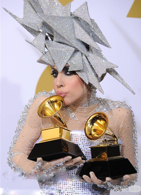 Lady Gaga为新专辑《Joanne》录节目身着“雷人三角裤”现身 春光乍泄尴尬露“底裤”