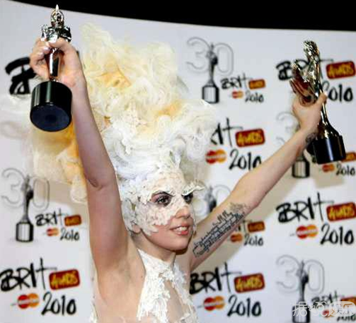 Lady Gaga为新专辑《Joanne》录节目身着“雷人三角裤”现身 春光乍泄尴尬露“底裤”