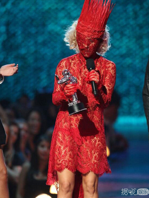 Lady Gaga为新专辑《Joanne》录节目身着“雷人三角裤”现身 春光乍泄尴尬露“底裤”