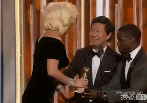 Lady Gaga为新专辑《Joanne》录节目身着“雷人三角裤”现身 春光乍泄尴尬露“底裤”