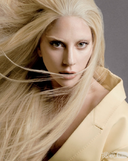 Lady Gaga为新专辑《Joanne》录节目身着“雷人三角裤”现身 春光乍泄尴尬露“底裤”