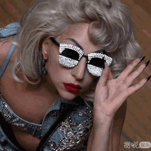 Lady Gaga为新专辑《Joanne》录节目身着“雷人三角裤”现身 春光乍泄尴尬露“底裤”