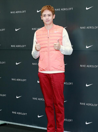 尼坤身着橙黄羽绒衣为运动品牌站台 客串模特时尚感十足