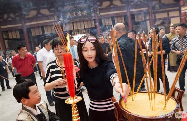 《蔓蔓青萝》举行开机仪式 姚笛、乔振宇、朱嘉琦、魏一等主演一起亮相 《蔓蔓青萝》举行开机仪式 姚笛、乔振宇、朱嘉琦、魏一等主演一起亮相