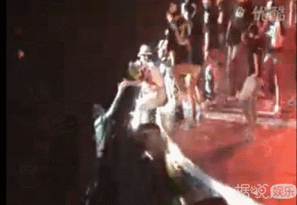 放开那女孩！刘德华台上怒斥保安粗暴对粉丝 实力演绎专业护粉三十年